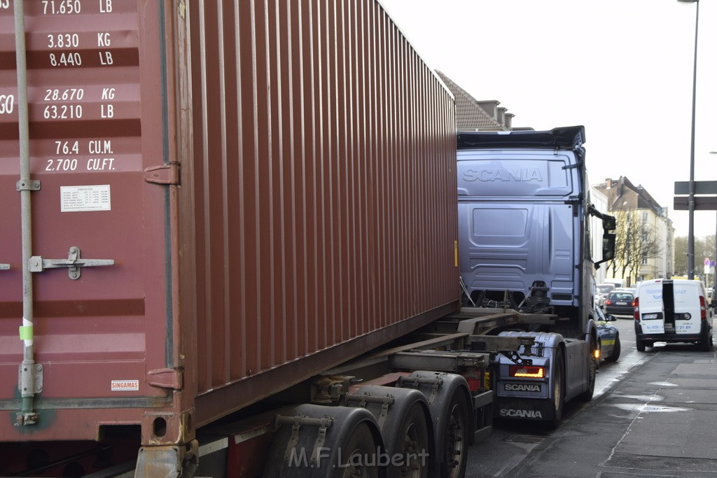 LKW gegen Bruecke wegen Rettungsgasse Koeln Muelheim P12.JPG - Miklos Laubert